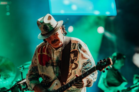 [CRÓNICA] CARLOS SANTANA: UNA SOLA NOTA LE BASTA Y LE SOBRA PARA SER RECONOCIDO, DESLUMBRANTE RECITAL EN JEREZ